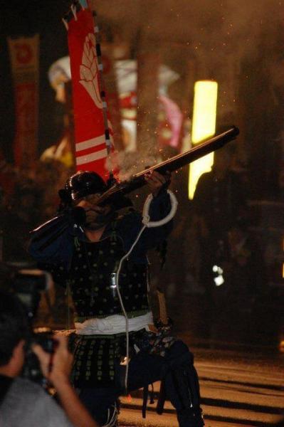 जापानी सामुराई उत्सवमा बढांई गर्दै।